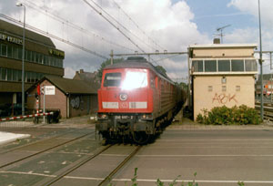 Lok 241-697 passeert Hilversum, 18 september 2001.