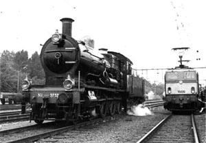 Lok 3737 en 1505 in Dordrecht, 26 mei 1974.