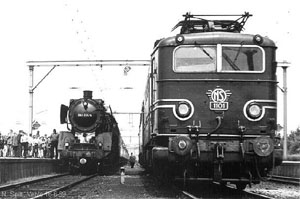 Stoomtrein van de NVBS met lok 041 334 naast lok 1101 in Venlo op 16 juni 1969