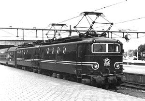 Lok 1137 en een 1100 in opzending, Eindhoven 25 juli 1968.