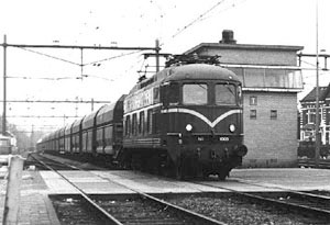 Lok 1005 passeert Hilversum, 16 december 1970.