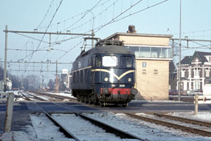 Lok 1003 passeert Hilversum, 5 januari 1971.