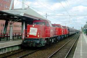 Utrecht Overvecht, driespan 6400 met omgeleide trein uit Amsterdam, 15 juni 2002
